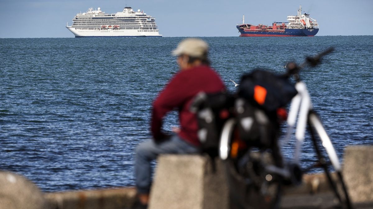 Stovky cestujících nemohou z obří výletní lodě u Austrálie kvůli „potenciálně nebezpečné“ špíně na trupu
